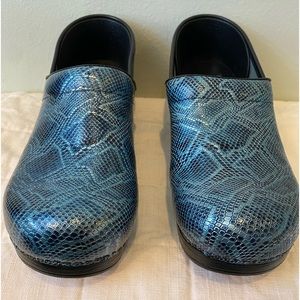 Dansko clogs. Great condition! Blue reptile print. Side 40